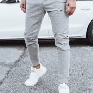 Trendové šedé tepláky s drobnou nášivkou