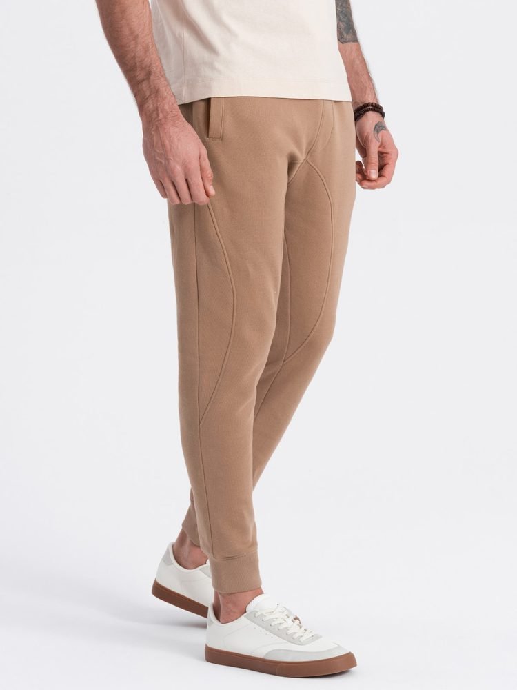 Hnedé tepláky s trendy prešívaním V2 PABS-0173