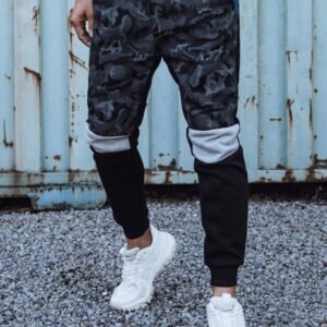 Maskáčové trendové tepláky v čiernej farbe